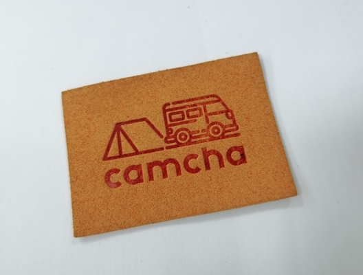 Flarden van het het Suède naaien de Pu In reliëf gemaakte Leer van Microfiber van de Pantonekleur op Kleding