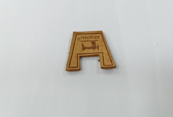 Naai bij de Kleding van Echt Leer herstelt In reliëf gemaakt Logo For Garment