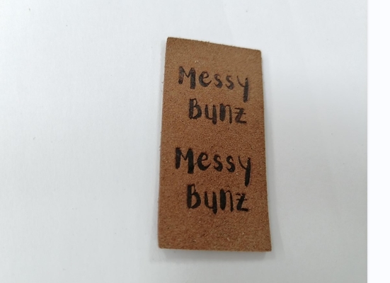 Het Leeretiket van suèdemicrofiber Pu Wasbaar met In reliëf gemaakt Embleem