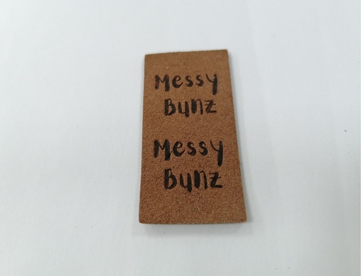 Het Leeretiket van suèdemicrofiber Pu Wasbaar met In reliëf gemaakt Embleem