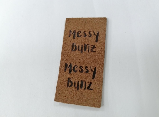 Het Leeretiket van suèdemicrofiber Pu Wasbaar met In reliëf gemaakt Embleem