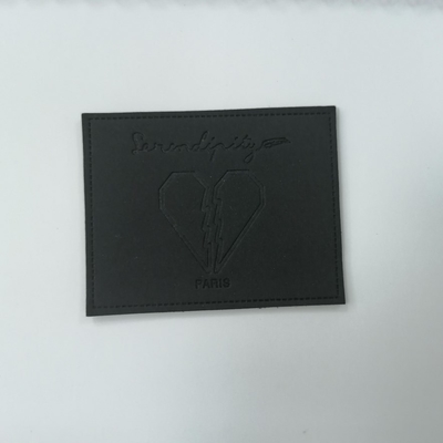 De in reliëf gemaakte van het het Leeretiket van Logo Suede Microfiber Pu Wasbare Gepaste kleur