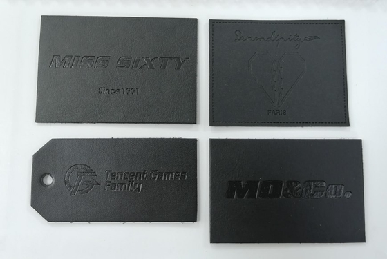 De in reliëf gemaakte van het het Leeretiket van Logo Suede Microfiber Pu Wasbare Gepaste kleur