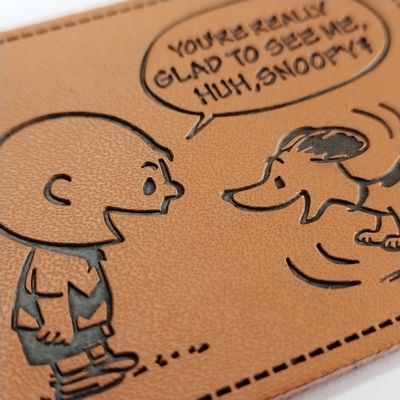 In reliëf gemaakt die Pu/het Flardetiket van het Metaalleer voor Klerenkledingstuk wordt aangepast