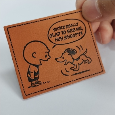 In reliëf gemaakt die Pu/het Flardetiket van het Metaalleer voor Klerenkledingstuk wordt aangepast