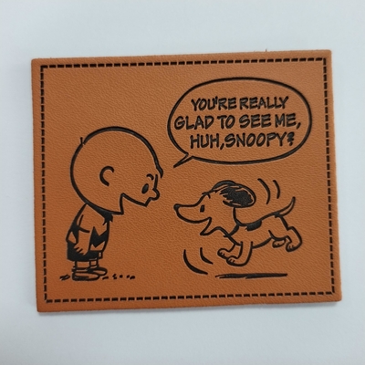 In reliëf gemaakt die Pu/het Flardetiket van het Metaalleer voor Klerenkledingstuk wordt aangepast