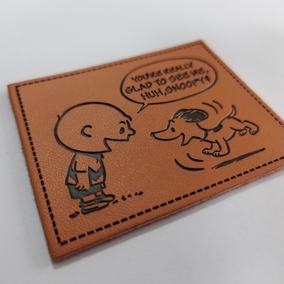 In reliëf gemaakt die Pu/het Flardetiket van het Metaalleer voor Klerenkledingstuk wordt aangepast
