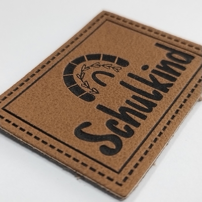 Naait het Microfiber In reliëf gemaakte Etiket van het Embleempu Leer op Kleding aanpast Ontwerp