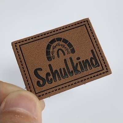 Naait het Microfiber In reliëf gemaakte Etiket van het Embleempu Leer op Kleding aanpast Ontwerp