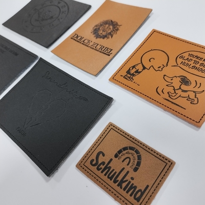 Naait het Microfiber In reliëf gemaakte Etiket van het Embleempu Leer op Kleding aanpast Ontwerp