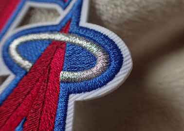Van het het Merketiket van voetbaljersey Veelkleurige Geborduurde de Sportenflarden met Hete Smeltingskleefstof