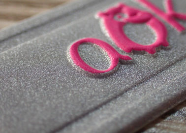 Naai op Maatkledingflarden in reliëf maakte 3D pvc-Embleemflarden met Gevoelde Stof