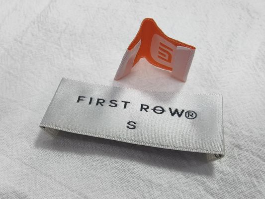 Aangepaste Wasbare Geweven Stoffen Labels Nek Naai Tags Lasergesneden Rand Zachte Patches Voor Tassen Kleding