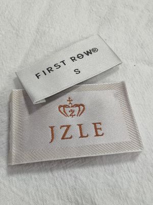 Aangepaste geborduurde patches nek hoge dichtheid geweven luxe labels voor schoenen
