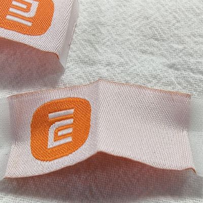 Op maat gemaakte kleding met een hoge dichtheid Geweven etiketten Boekomslag Opvouwbare etiketten voor tassen Kleding