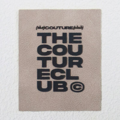 Gefoomd siliconen label op microvezel - The Couture Club Custom Brand Tag