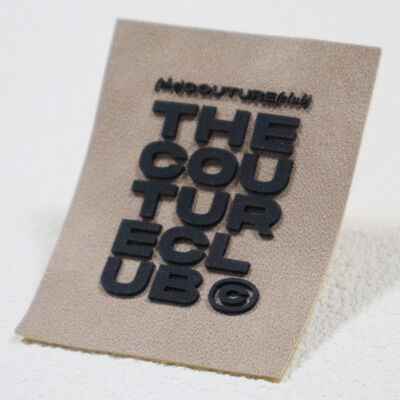 Gefoomd siliconen label op microvezel - The Couture Club Custom Brand Tag