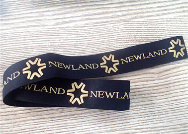 30MM de Zwarte die Serigrafie van het Jacquardelastiekje met Glanzend Gouden Siliconeembleem wordt gedrukt