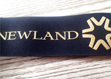 30MM de Zwarte die Serigrafie van het Jacquardelastiekje met Glanzend Gouden Siliconeembleem wordt gedrukt