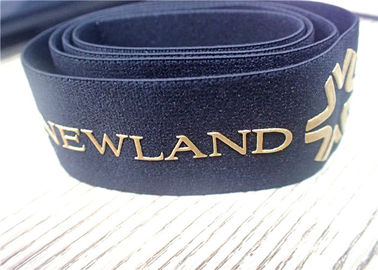 30MM de Zwarte die Serigrafie van het Jacquardelastiekje met Glanzend Gouden Siliconeembleem wordt gedrukt