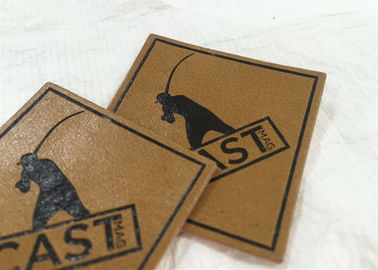 De beste prijs paste pu in reliëf gemaakt etiket/het etiketflard van het metaalleer voor klerenkledingstuk aan