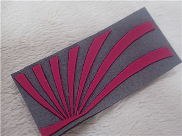 Rode 3D Rubberflarden voor Kledingstuk Zachte Grijze Microfiber met het Embleem van het Injectiesilicone