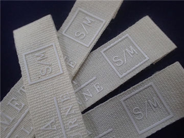 Witte Gedrukte Stoffenetiketten met Siliconeembleem voor Sporten die Flarden kleden