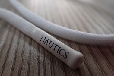 Elastisch de Polyesterkoord van het douaneembleem niet met Mat Siliconeeinde voor Hoodie, Kleding