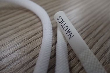 Elastisch de Polyesterkoord van het douaneembleem niet met Mat Siliconeeinde voor Hoodie, Kleding