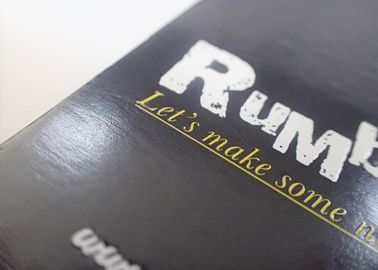 Het in reliëf gemaakte Drukembleemdocument Kledingstuk hangt Markeringen met Vriendschappelijke Koordhuid -