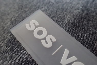 Met de hand gemaakte Rubberembleemflarden voor Eenvormige/Rubberkledingsetiketten