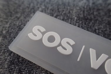 Met de hand gemaakte Rubberembleemflarden voor Eenvormige/Rubberkledingsetiketten