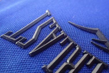 3D de Overdrachtflarden van de Embleemhitte voor Kledings Wasbare Duurzame Pantone Kleur
