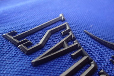 3D de Overdrachtflarden van de Embleemhitte voor Kledings Wasbare Duurzame Pantone Kleur