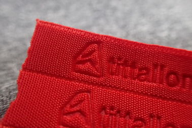 Rood In reliëf gemaakt Sportkledingsgeweven band