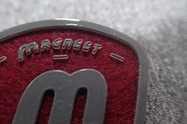 De met de hand gemaakte Flarden van het de Drukschoenen Gevoelde Embleem van het Siliciumscherm