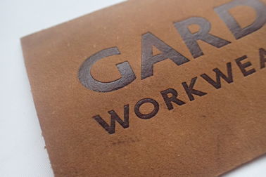 Het embleem Logo Embossed Leather Patches van fabrikantenCustom voor Handtas, voor Hoed/Kleding