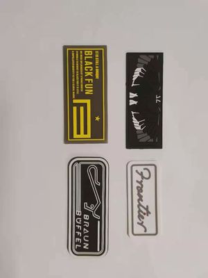 Kentekens van het het Siliconeflard van ontwerp 3D Logo Patches Custom Embossed Motif Rubber voor het Naaien van Kleding
