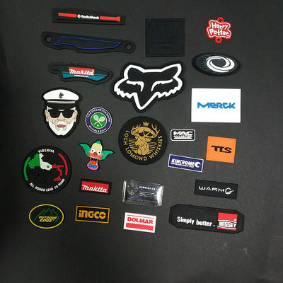 3D Gepersonaliseerd Logo Sewing Printed Applique Patches etiketteert In reliëf gemaakte Siliconekentekens