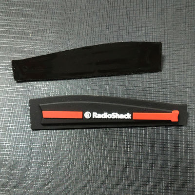 De Kleding van het douaneontwerp etiketteert Kledingstuk van T-shirt 3D Logo Plastic Silicone Badge For