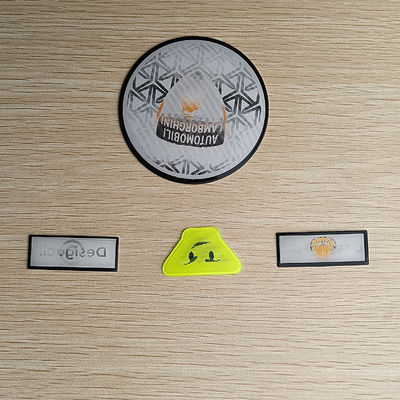 Ijzer op de Sportkledingsflarden van Ontwerptpu Kentekens met het In reliëf gemaakte 3D Embleem van de Voetbalvoetbal