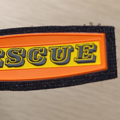 De in reliëf gemaakte 3D Gouden TPU Kentekens van Logo Screen Printed Soft Plating voor Doek