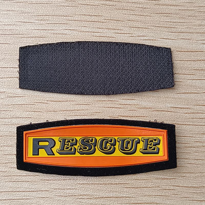De in reliëf gemaakte 3D Gouden TPU Kentekens van Logo Screen Printed Soft Plating voor Doek