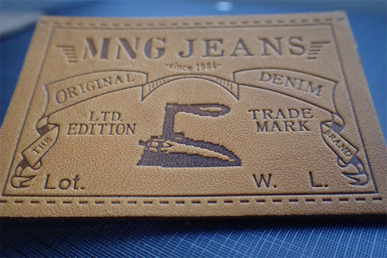 Het Leerflard Etiketten In reliëf gemaakt Logo For Uniform van Eco Vriendschappelijk Jeans