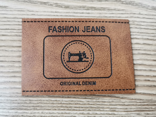 De in reliëf gemaakte de Flardengepaste kleur van het Embleempu Leer naait op Kleding
