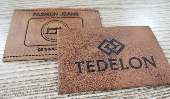 De in reliëf gemaakte de Flardengepaste kleur van het Embleempu Leer naait op Kleding