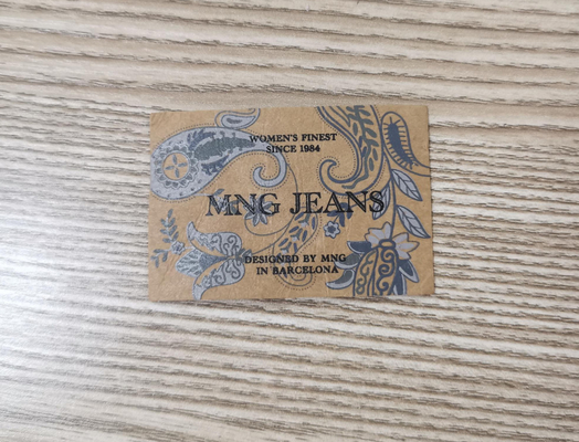 Naai op de Flardenkledingstuk van het Kledingspu Leer etiketteert In reliëf gemaakt Embleem