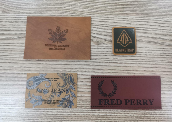 Naai op de Flardenkledingstuk van het Kledingspu Leer etiketteert In reliëf gemaakt Embleem