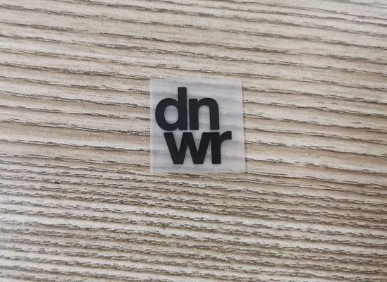 De Overdracht van de kledingshitte etiketteert 3D Siliconedruk met Pantone-Kleur