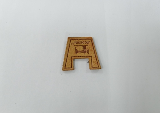 Naai bij de Kleding van Echt Leer herstelt In reliëf gemaakt Logo For Garment